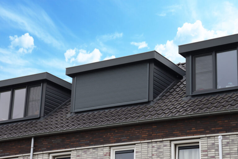 Nieuwe dakkapel geplaatst op een gezinswoning