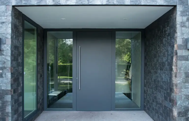 Nieuwe voordeur met modern design in antracietkleur